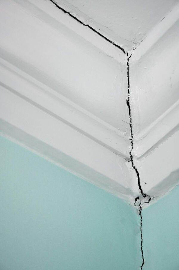 Cracked Ceiling Lines: Find Causes Before Repainting Surfaces